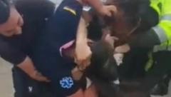 MEDICINSKE SESTRE SE POTUKLE DOK SU VOZILE PACIJENTA U BOLNICU Šok snimak zapalio mreže, razdvajala ih policija (VIDEO)