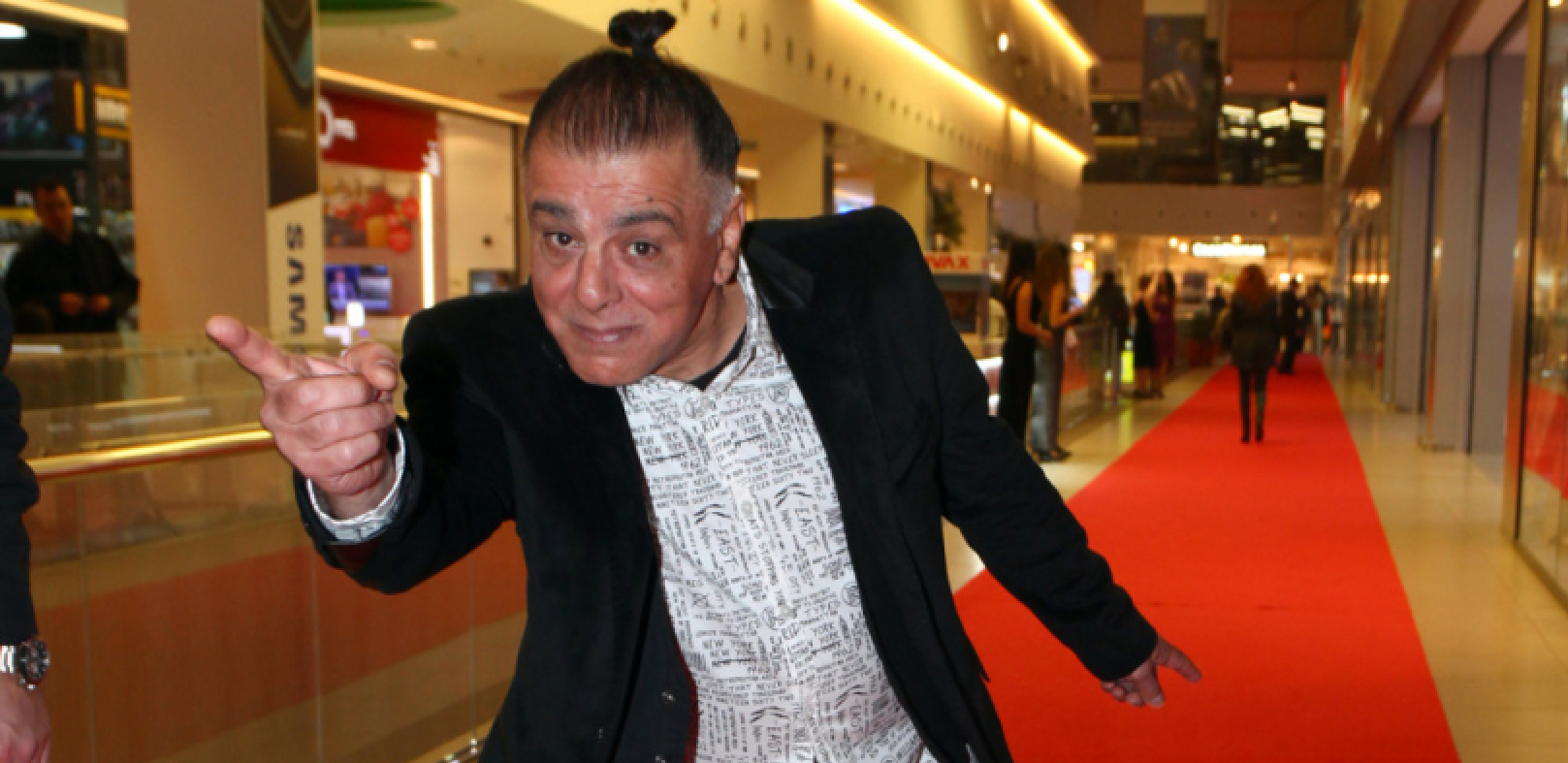 AKI RAHIMOVSKI JE PRE TRI GODINE DOBIO DETE Pevač sa 64 godine postao tata, voleo je skoro tri decenije mlađu Slovenku!