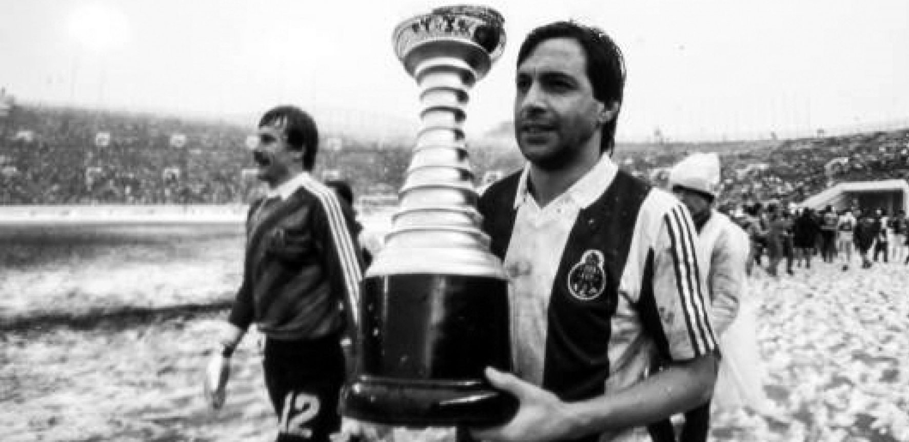 CELA ZEMLJA U SUZAMA Preminula fudbalska legenda