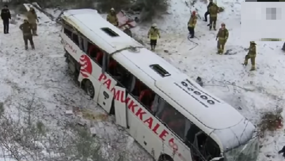 VELIKA TRAGEDIJA Autobus se survao u provaliju dugu 30 metara, ima poginulih (VIDEO)