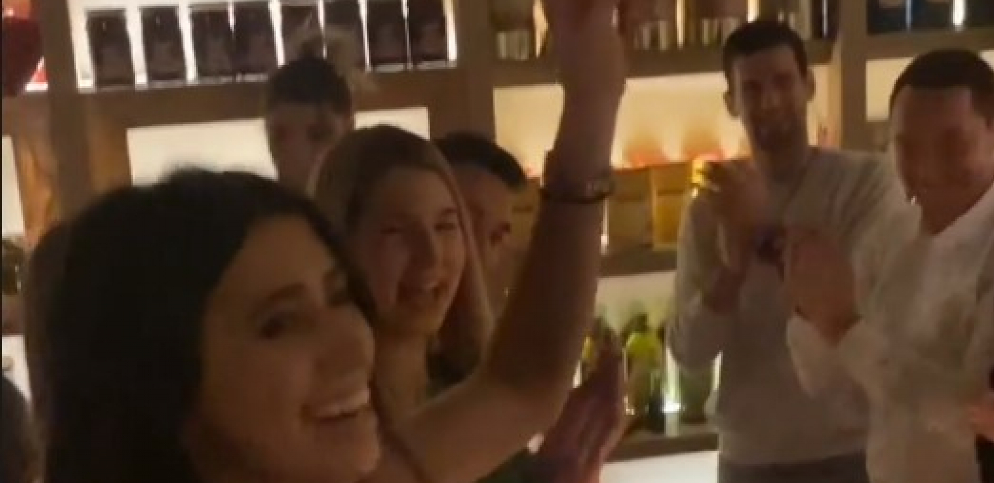 SVE STIŽE Novak uhvaćen kako se zabavlja, povod je sjajan, društvo još bolje (VIDEO)