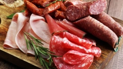 PODIŽE KRVNI PRITISAK I UTIČE NA SRCE: Ovu namirnicu Srbi seku za meze, a nisu ni svesni koliko je štetna po zdravlje