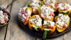 Jednostavno se priprema: Paprika punjena sirom zapečena sa krompirom