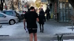 KAD BAJA PROŠETA ULICAMA, LJUDI SE KRSTE Sibirski minus nije mu poremetio planove, a sve čudi samo jedna stvar