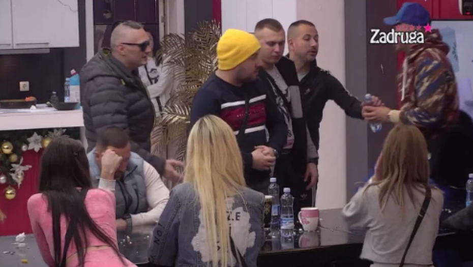 LOM U BELOJ KUĆI! Zadrugar javno obelodanio šta je radio sa cimerkom kad kamere nisu snimale, ona doživela kolaps!