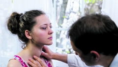 KRISTINA JE MESECIMA IGNORISALA OVA DVA SIMPTOMA, MISLILA JE DA JE UMORNA Kad je otišla kod lekara, saznala je da ima rak štitaste žlezde