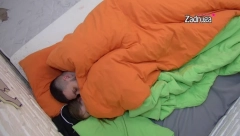 ZAPOČELI VRELO INTIMIZIRANJE ISPOD POKRIVAČA Nevena i Zola se osamili, pa se prepustili strastima, ne mare za kamere!