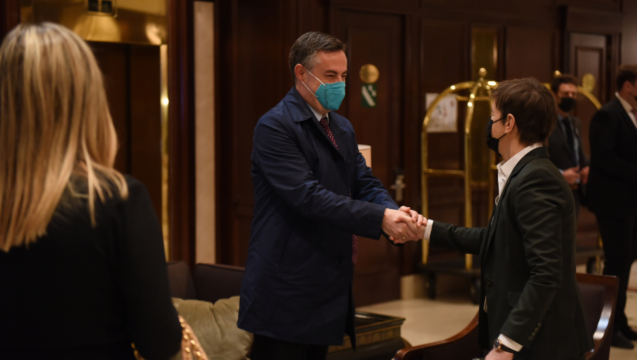 PREMIJERKA BRNABIĆ SE POJAVILA NA VAŽNOM SASTANKU U BRISELU Svi su gledali u ono što je imala ispod sakoa (FOTO)