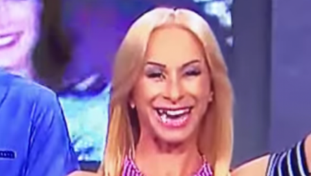 URNEBESNO, VODITELJKI ISPAO ZUB U SRED EMISIJE! Tražila ga po podu, svi se rasplakali od smeha! (VIDEO)