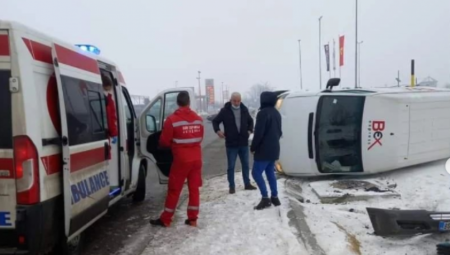 SAOBRAĆAJNA NESREĆA U JAGODINI Jedno vozilo se prevrnulo u sudaru kombija i automobila (FOTO)