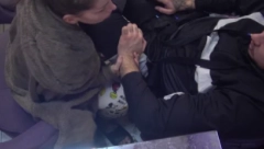 NE PUŠTA GA IZ RUKE! Car zapevao Dalili i milovao je po kosi, pa je uporedio sa Tedijem, ovako teče njihovo pomirenje!
