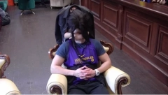 DOĐI MALO DA TI SEDNEM U KRILO! Zadrugarka se ne stidi i nabacuje se Mensuru bez prestanka!