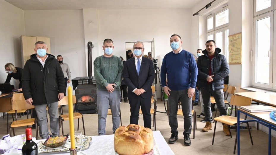 SA ŠKOLARCIMA PROSLAVIO SVETOG SAVU Vesić čestitao slavu đacima u školi u Vukićevici