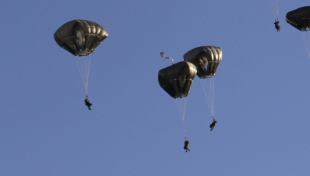 RUSIJA IZNENADA POSLALA 500 PADOBRANACA Uoči velike turske ofanzive Moskva uputila pomoć Asadu (FOTO)