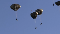 SNIMLJENI KAKO IMAJU SE*S SA ŽENOM U KASARNI Britanskim padobrancima zabranjeno raspoređivanje na Balkan