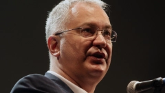 DRAGAN ŠUTANOVAC:  Za razliku od većine u srpskoj opoziciji koja oko svake teme zabija glavu u pesak i beži od odgovornosti, Dobrica ima stav!
