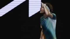 ISPLIVAO SNIMAK! Evo kako  je Cicipas dobijao savete od svog oca za vreme meča! (VIDEO)