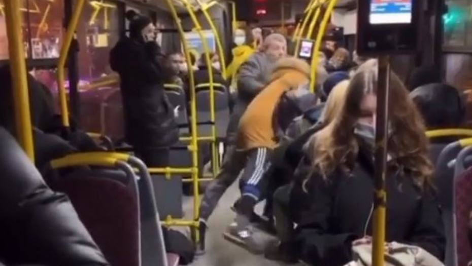 "J****U TE U USTA JA ĆU DA NAPRAVIM S****E" Leteli šamari i psovke na liniji 26 u Beogradu, gadna scena, putnica MOLILA da prestanu (VIDEO)