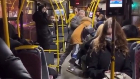 TUČA U GSP AUTOBUSU Sukob dvojice muškaraca na liniji 72 (VIDEO)