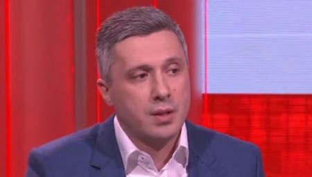 Evo šta radi poslanik opozicije za vikend dok pada sneg, a plata samo leže (FOTO)