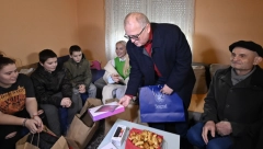 VESIĆ POSETIO PORODICU JELIĆ Samohrana majka devetoro dece dobiće montažnu kuću!