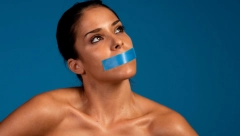 SPREMITE SE ZA NAJBIZARNIJI TREND GODINE Zašto ljudi lepe traku na usta kad idu na spavanje?