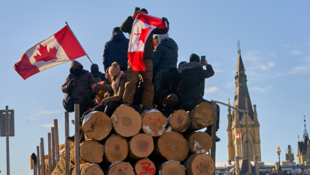 NE ŽELE OBAVEZNU VAKCINU Hiljade ljudi u Kanadi demonstriralo protiv kovid mera