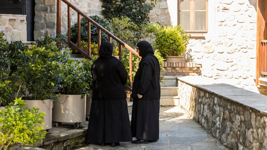 ISPOVEST MONAHINJE KOJA SE ZALJUBILA U ŽENU Monika je 22 godine bila u manastiru, a onda se desilo nešto neočekivano