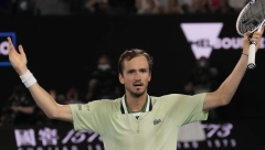 HAOS U MELBURNU! Australijanci provociraju Medvedeva, Rus ne može da servira od zvižduka: Reci mu da je idiot! (VIDEO)