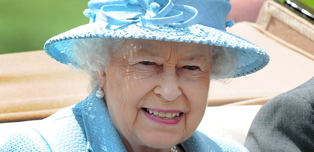 JARKE BOJE, ŠEŠIRI I ISTE TAŠNE Ovo je tajna modnog stila britanske kraljice Elizabete II