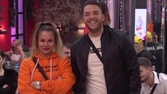 PALO MAŽENJE NA KAUČU! Anđelo i Ana razmenjivali nežnosti, ljubili se i više ništa ne kriju!