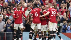 HAOS PRED VELIKI DERBI Navijači Mančester junajteda divljali pre meča sa Liverpulom, rušili zaštitnu ogradu (VIDEO)