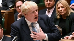 BRITANSKI PREMIJER UHVAĆEN NA DELU Šta to Džonson drži u ruci? (VIDEO)