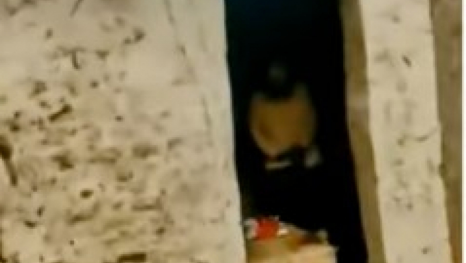 POLICIJA OTVORILA VRATA I ZATEKLA JEZIV PRIZOR Zatočen muškarac ispričao je da tu živi 40 godina!