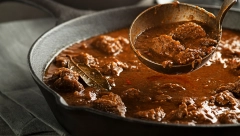 RECEPT ZA PRAVI KAFANSKI GULAŠ: Meso se topi u ustima, odličan izbor za današnji ručak