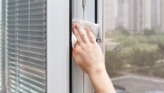 VIŠE VAM NISU POTREBNA SREDSTVA ZA STAKLO: Ovu namirnicu svi imamo u kući, savršena je za čišćenje, a skida i najteže fleke