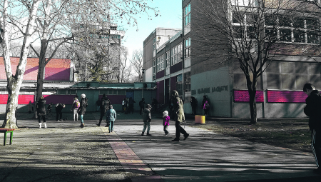 ŠTA SVE MAME I TATE MORAJU DA PLATE ĐAKU Od svesaka i knjiga, preko izleta do privatnih časova: Kad se podvuče crta dobije se suma od koje boli glava