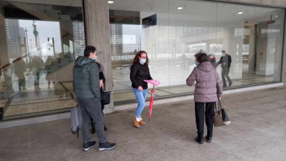BACILE BEBU, PA BEŽALE OD NOVINARA Odloženo suđenje majci i babi iz Obrenovca