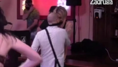 PAO PRVI POLJUBAC ALEKS I DEJANA!? Dragojeviću popustile kočnice, ljubio zadrugarku po grudima naočigled svih, nikad vrelije scene! (VIDEO)
