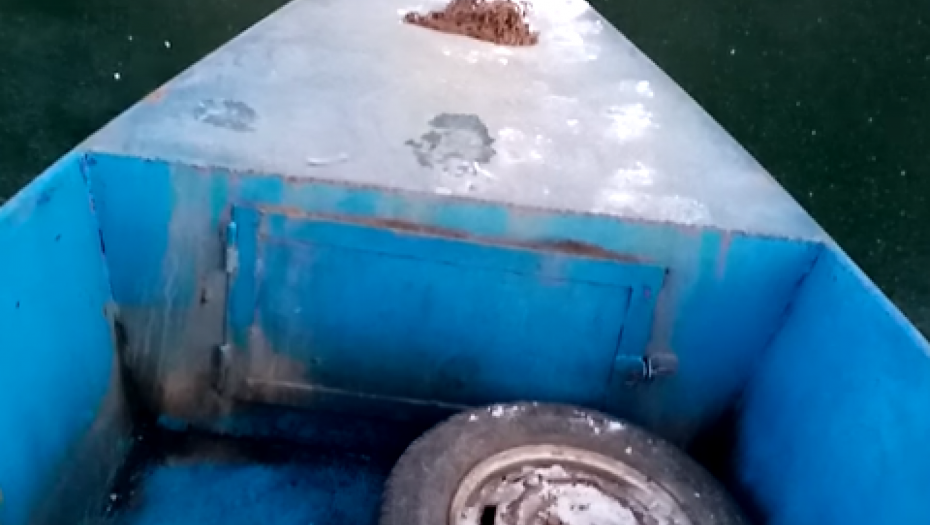 ŠOKANTAN SNIMAK IZ PRIBOJA Devojčice idu u školu preko zaleđenog jezera, majka razbija led! (VIDEO)