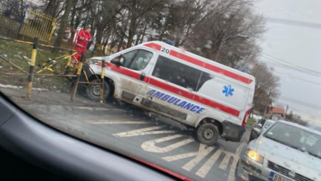SAOBRAĆAJNA NESREĆA U ULICI VOJVODE STEPE Vozilo Hitne pomoći se zakucalo u zaštitnu ogradu!