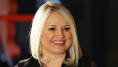 ONA SLOBODNA, A ON OŽENJEN  Maja Nikolić se sa ovim pevačem poljubila u usta pred svima (FOTO)