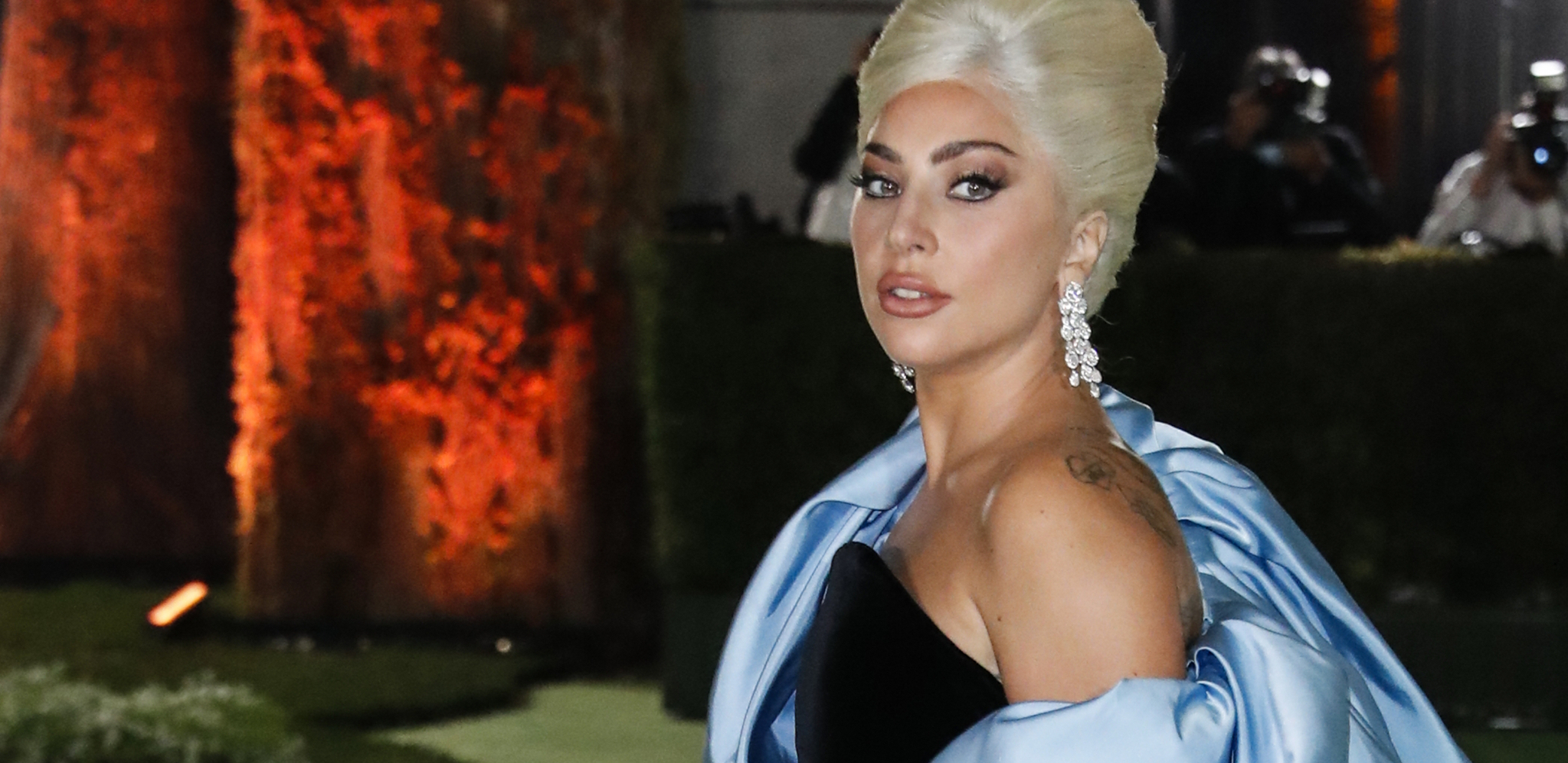 GLAMUROZNI GREMI I KONTROVERZNI PAR! Nisu mogli da se kontrolišu pred drugima, a ove zvezde su se pojavile na dodeli najprestižnijih muzičkih priznanja!