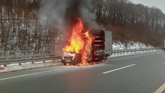 GORI KAMION KOD TAKOVA! Teretnjak se zapalio u pokretu, vatrogasci se bore sa vatrenom stihijom! (FOTO)