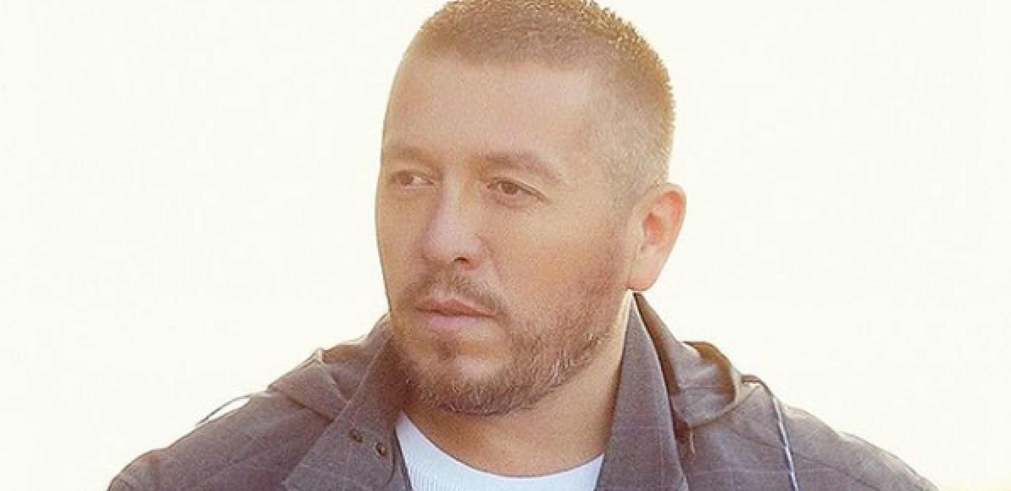 KAO DETE RAZNOSIO SAM MLEKO, BILO JE PITANJE KAKO ĆEMO PREŽIVETI Naš pevač odrastao u nemaštini, od malena je morao da zarađuje