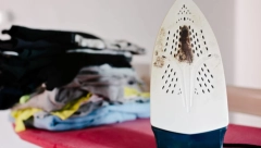 Fantastičan trik: Očistite dno pegle pomoću samo dva sastojka