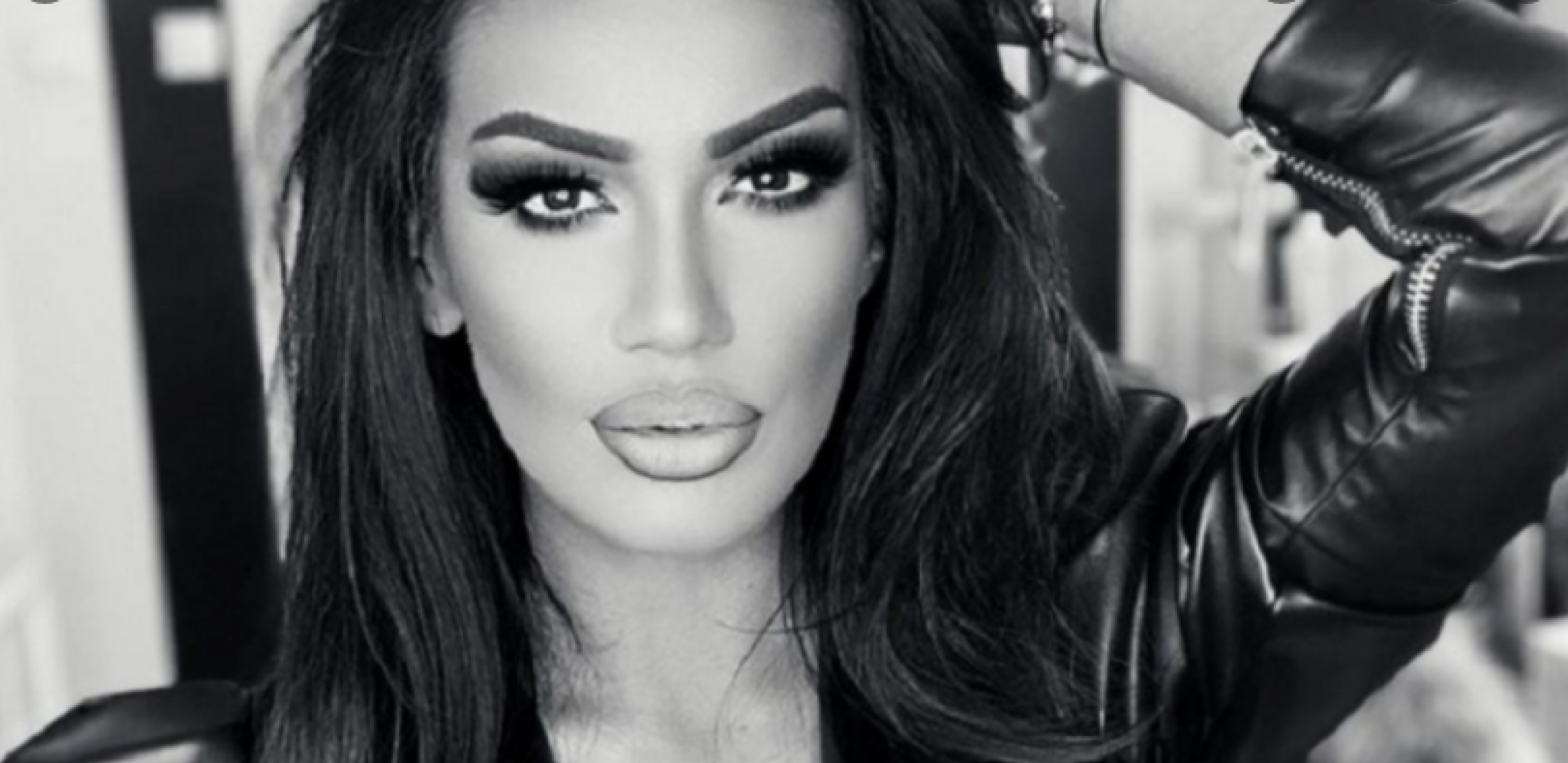 BEZ ODEĆE SA NEPOZNATIM MUŠKARCEM! Isplivala intimna fotka srpske pevačice, njen potez sve šokirao! (FOTO)