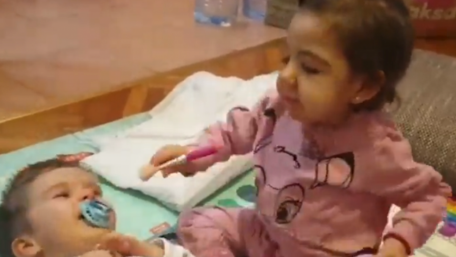 SNIMAK KOJI ULEPŠAVA DAN Minja i Gavrilo borili se za život, a sada su pravi drugari! (VIDEO)