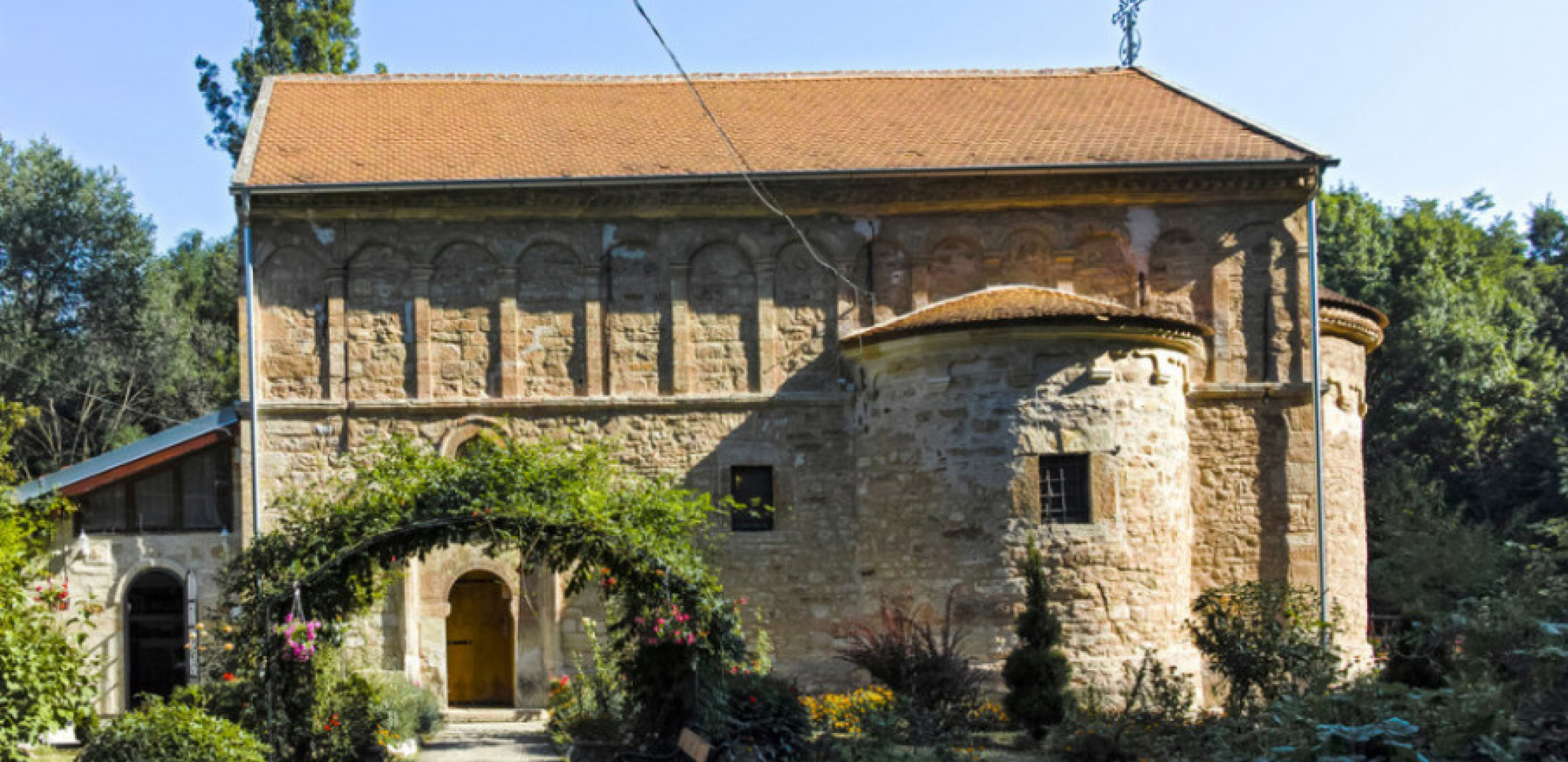KRVAVA LEGENDA O NASTANKU MANASTIRA Vlastelin rastrgao rođenu sestru zbog ljubomore i zavisti svoje žene