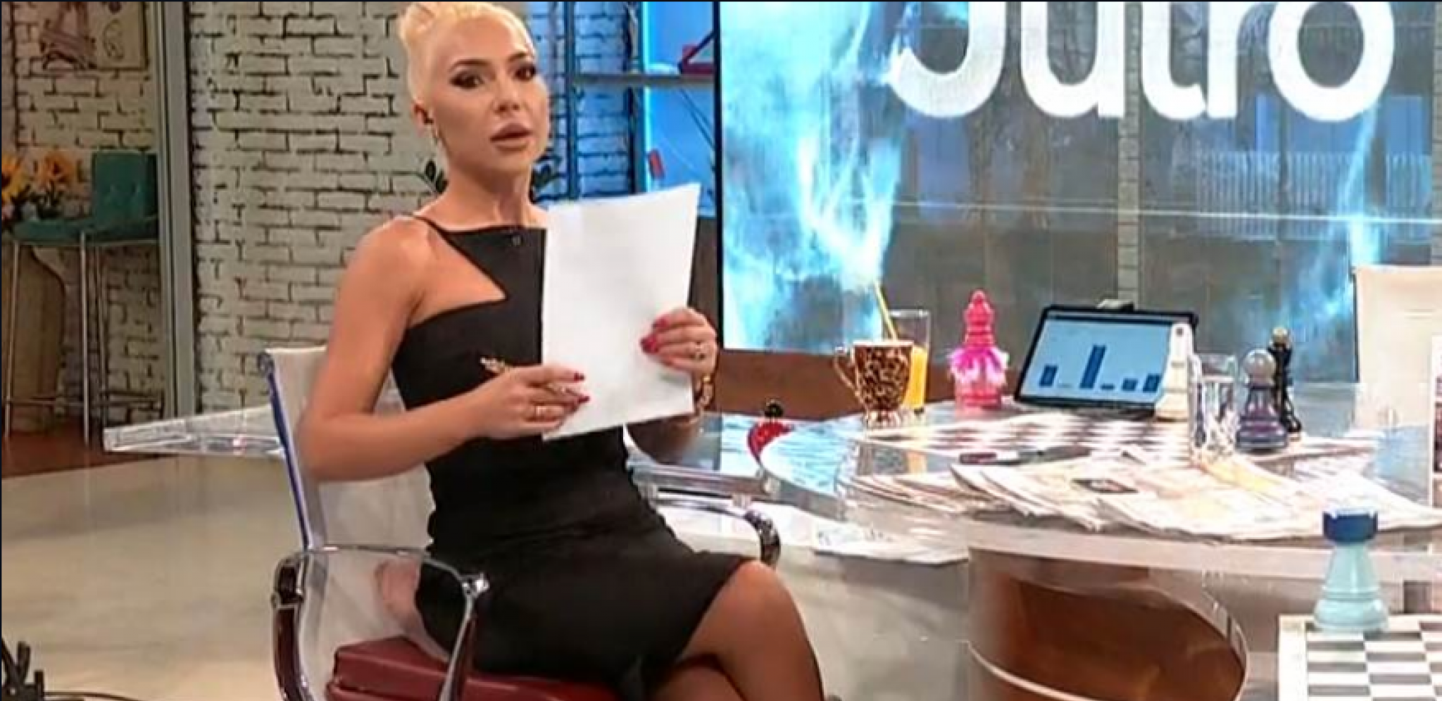 JOVANA JEREMIĆ U PIDŽAMI DOŠLA NA POSAO! Šokantnije od ovoga ne može!